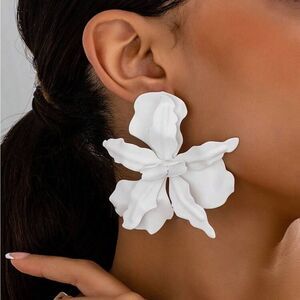 White Floral Earrings N1384
